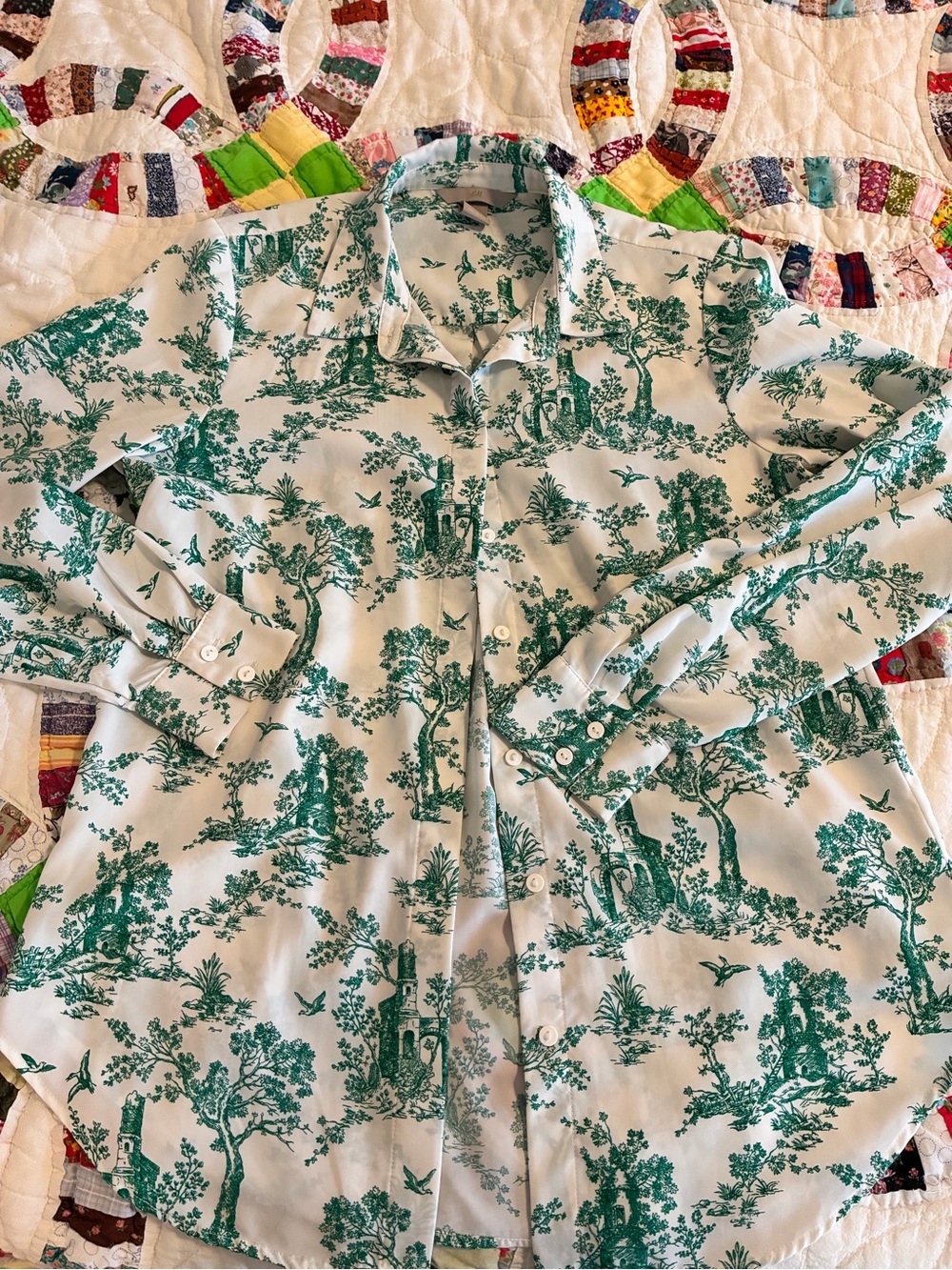 H&M White Button-Down Shirt with Green Toile Print feminine business casual